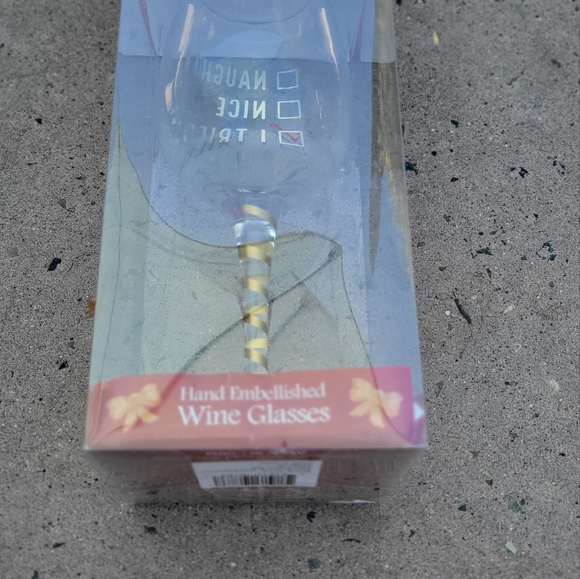 HEARTHSTONE RAISE THE BAR HAND EMBELLISHED WINE GLASS 15 FL OZ - Picture 2 of 4